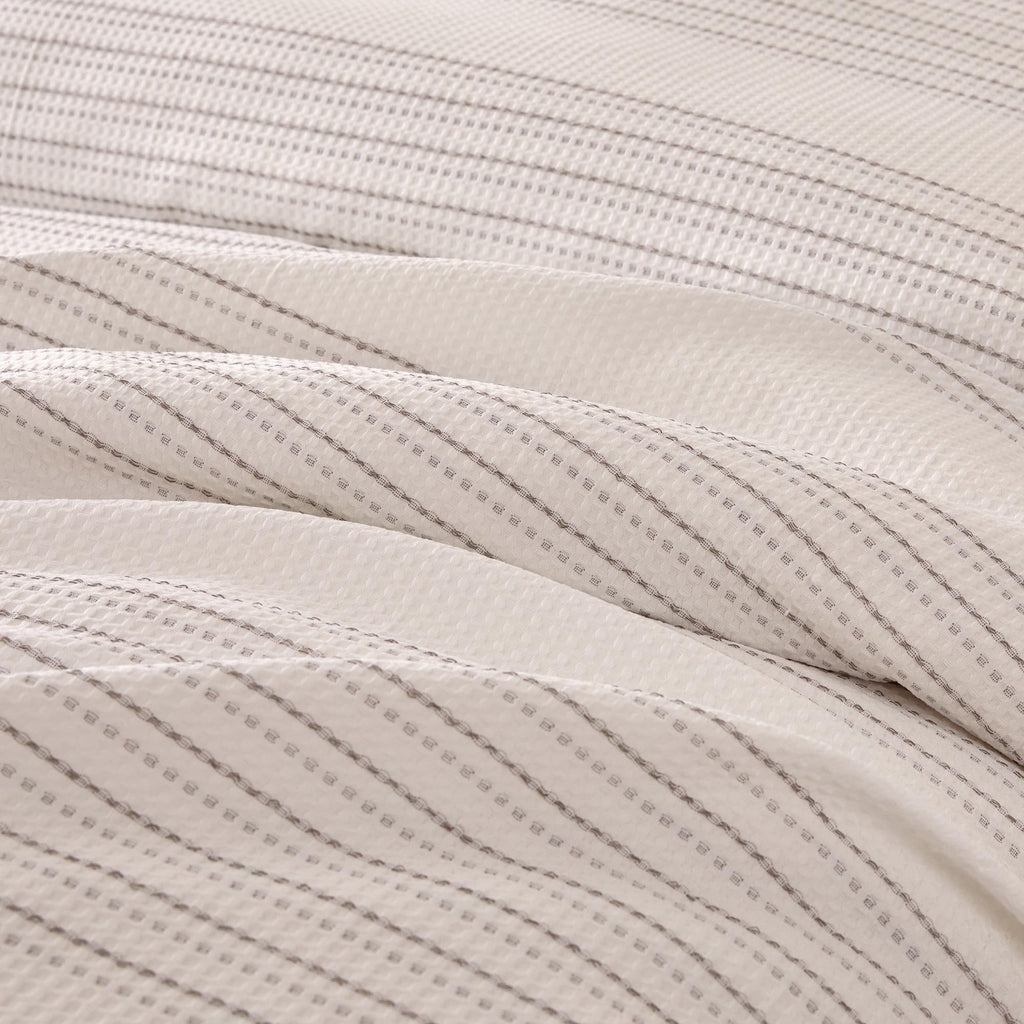 Amazon Basics Waffle Weave Microfiber 2-3 Piece Duvet Cover Set, Includes 1 Duvet Cover and 1-2 Pillow Shams