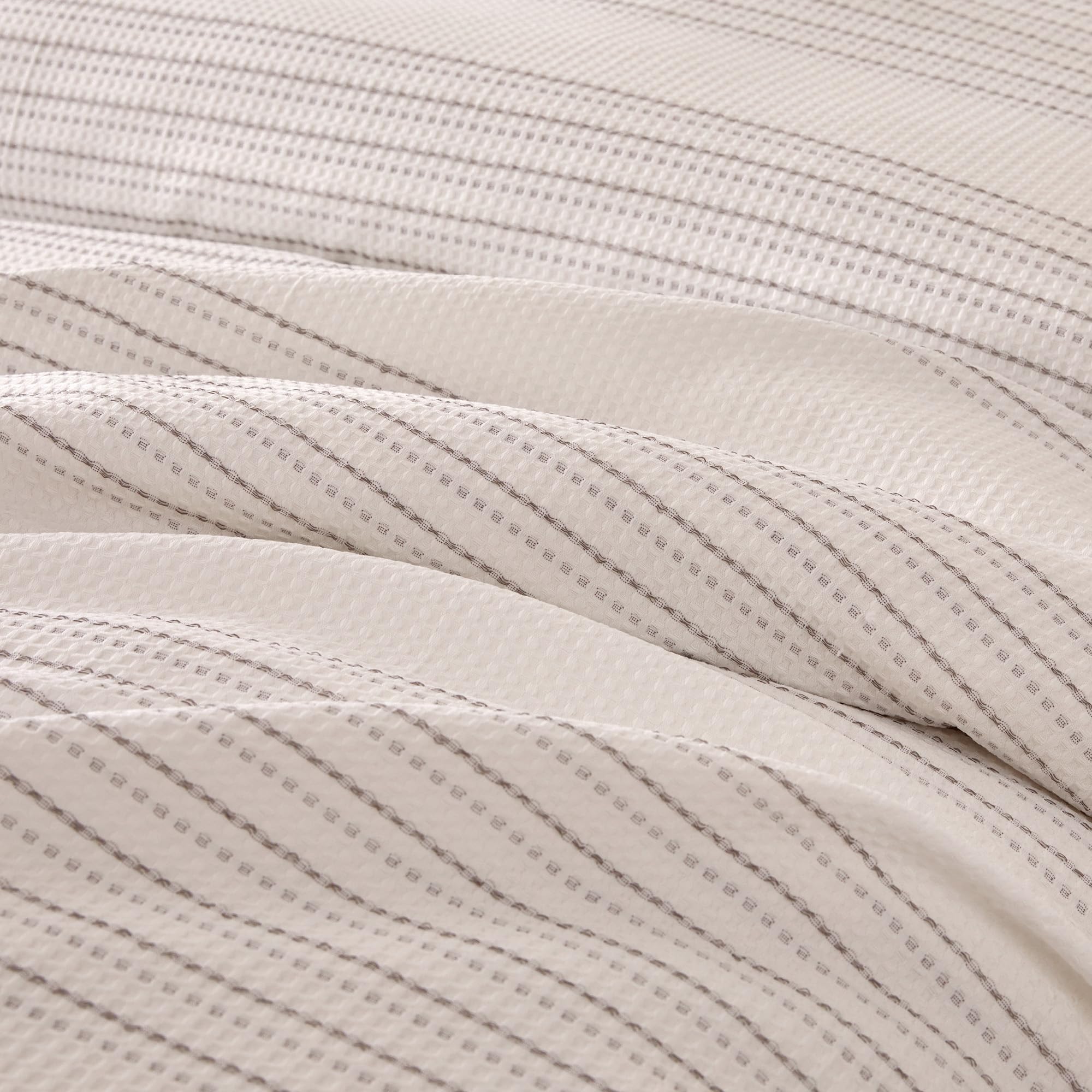 Amazon Basics Waffle Weave Microfiber 2-3 Piece Duvet Cover Set, Includes 1 Duvet Cover and 1-2 Pillow Shams