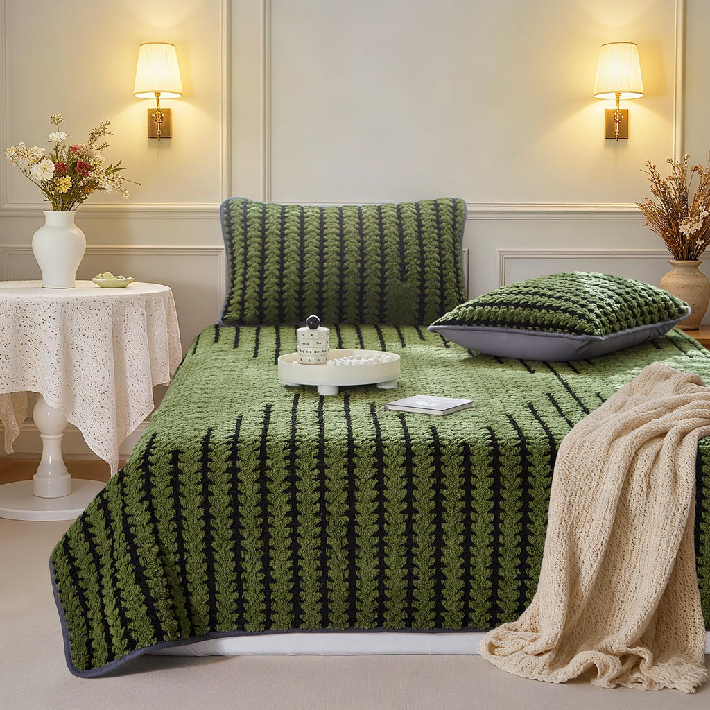 Tititada 3 Pieces Luxury Velvet Boho Quilt Sets Queen Size, Lightweight Decorative Bohemian Bedspread Set for All Season, Soft Coverlet with 2 Shams, Green